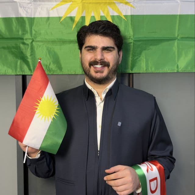 هۆزان هەڵۆ لەگەڵ ئاڵای کوردستان